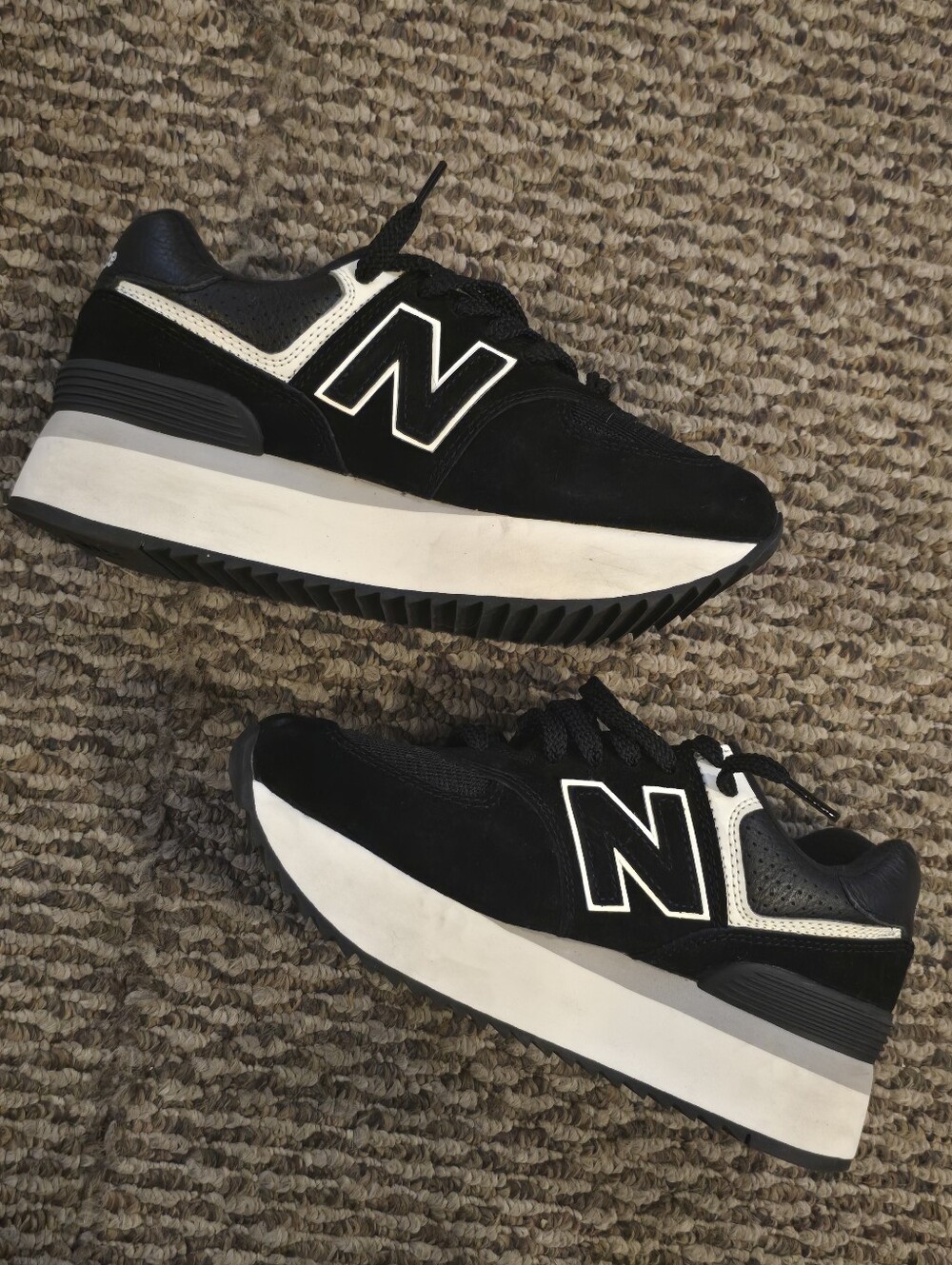 New Balance 574 Women Black and White Sneakers - Picture 3 of 6